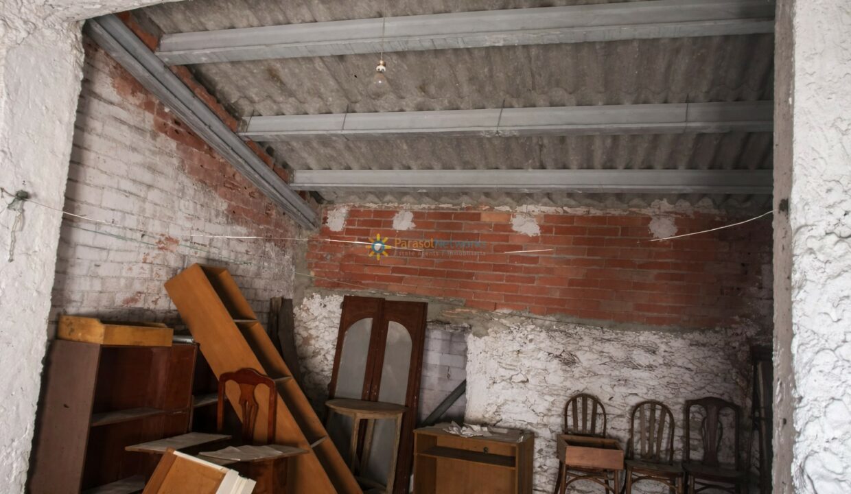 Almacen antiguo con mobiliario desgastado(2)