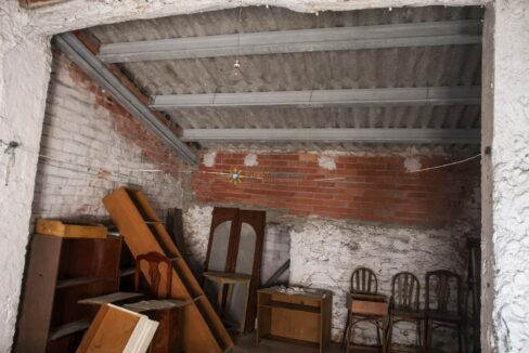 Almacen antiguo con mobiliario desgastado(2)