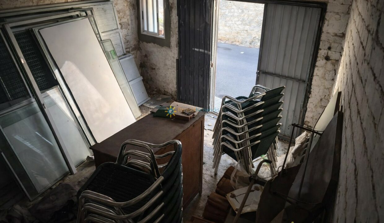 Almacén desordenado con luz solar