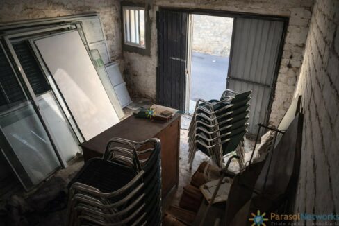 Almacén desordenado con luz solar