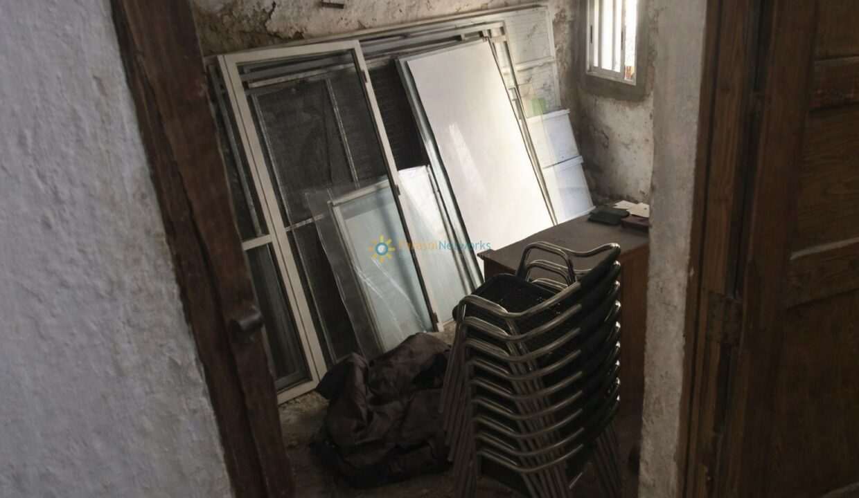 Almacen desordenado con sillas apiladas