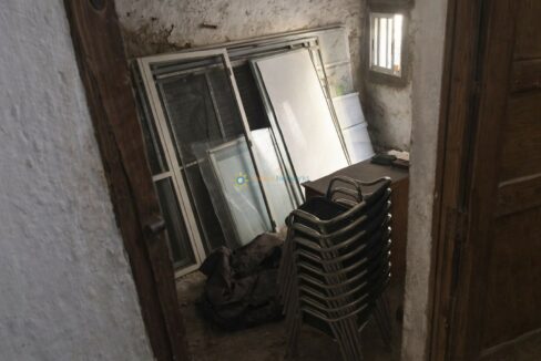 Almacen desordenado con sillas apiladas