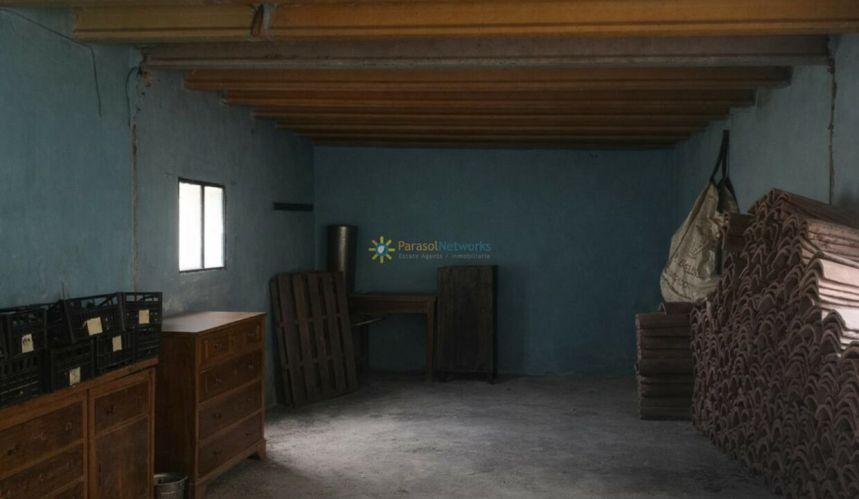 Almacén en desuso con objetos almacenados