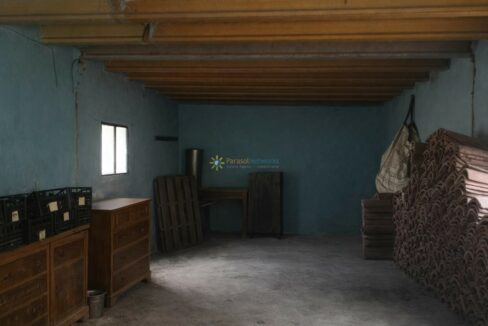 Almacén en desuso con objetos almacenados