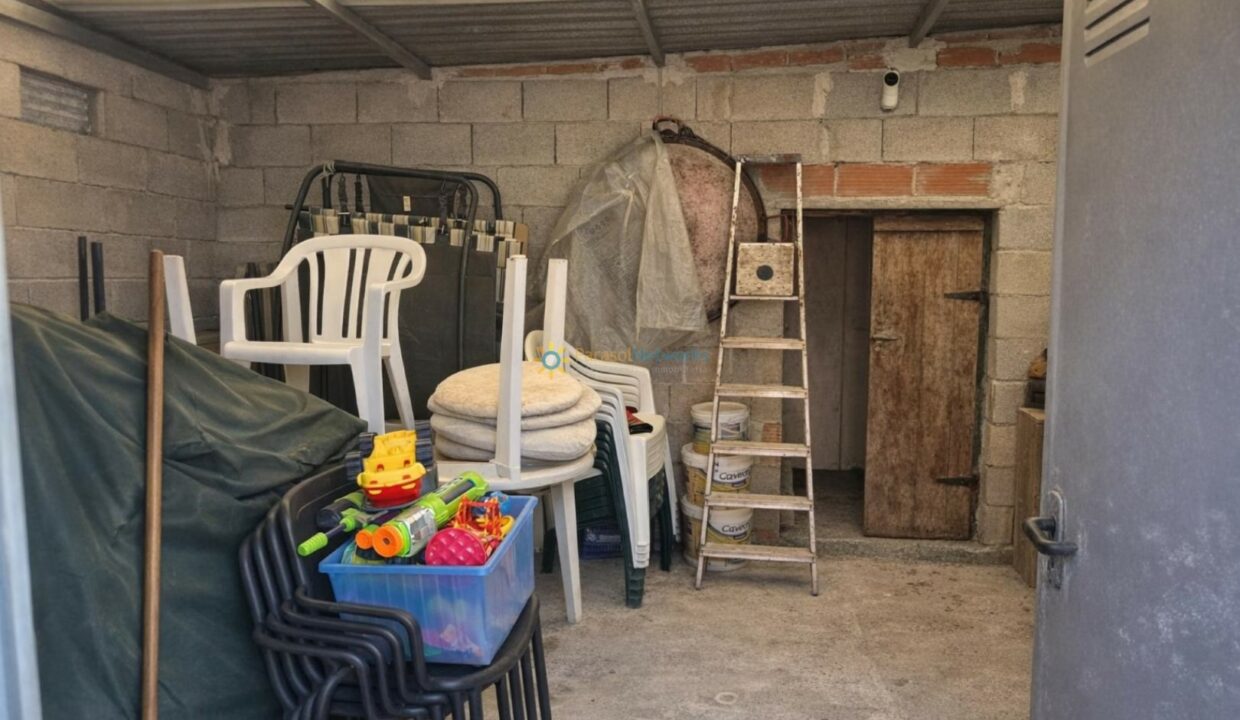 Almacén ordenado con juguetes y herramientas