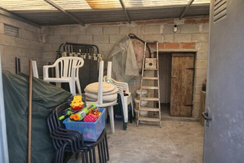 Almacén ordenado con juguetes y herramientas