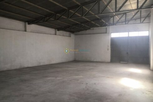 Almacén vacío con luz natural (1)