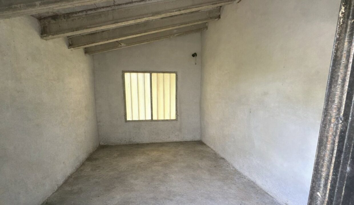 Almacen vacío con luz tenue