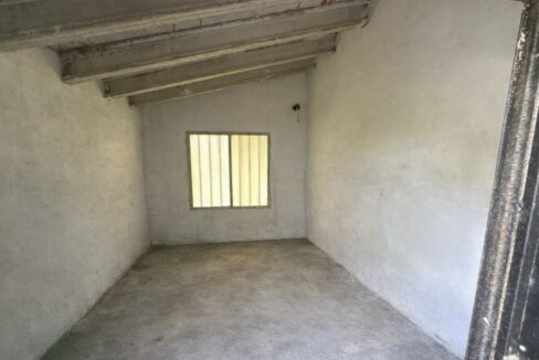 Almacen vacío con luz tenue