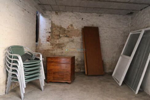 Almacén vacío con muebles antiguos(1)