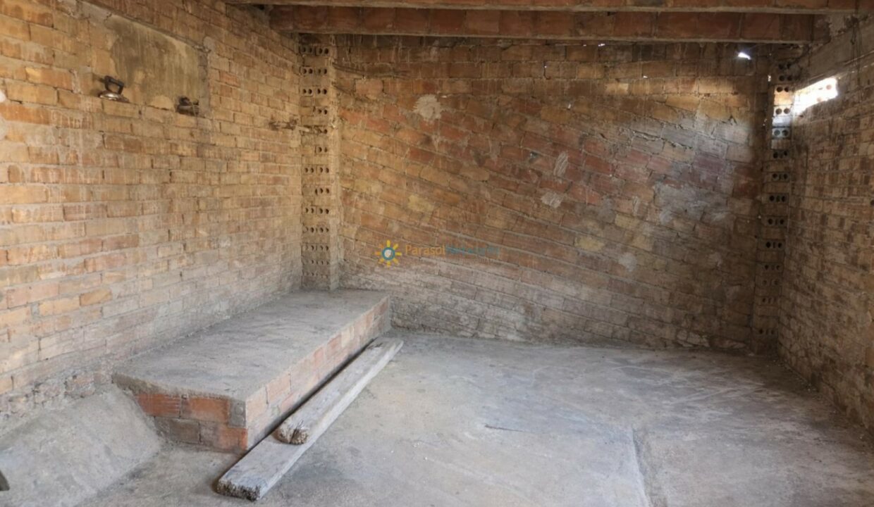 Almacen vacío con paredes de ladrillo