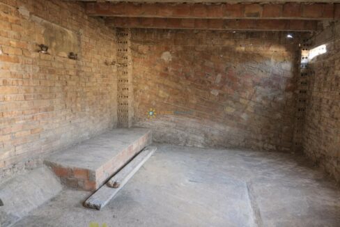 Almacen vacío con paredes de ladrillo