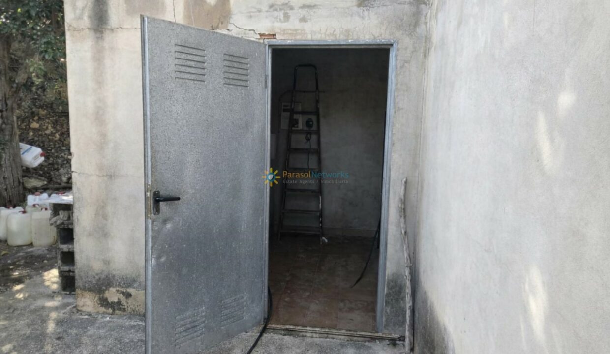 Almacen vacío con puerta metálica