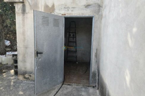 Almacen vacío con puerta metálica