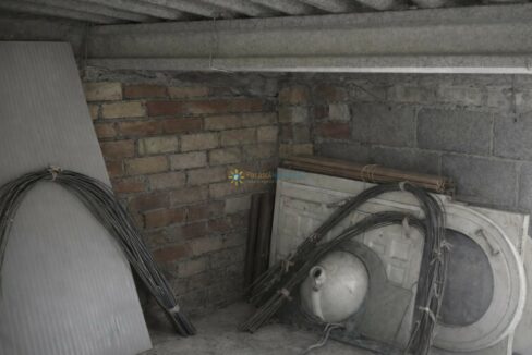 Almacenaje desordenado con materiales diversos