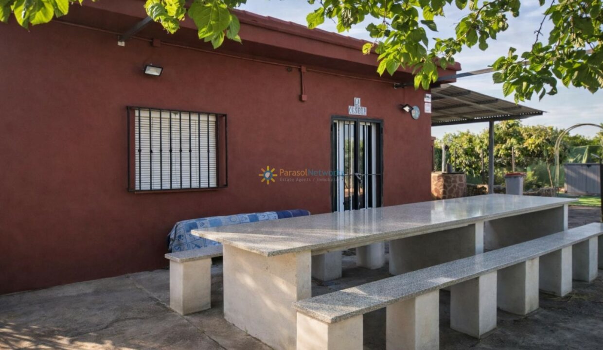 Área al aire libre con mesa moderna