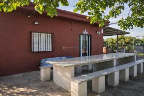 Área al aire libre con mesa moderna