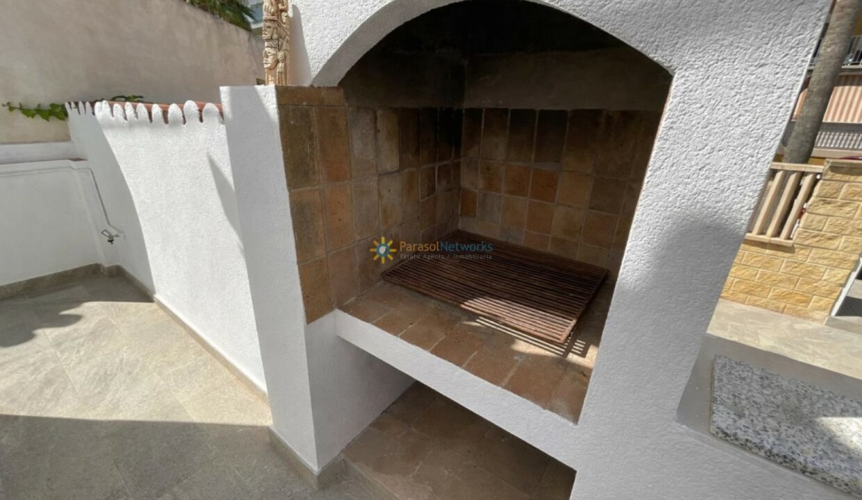 Área de barbacoa vacía al sol