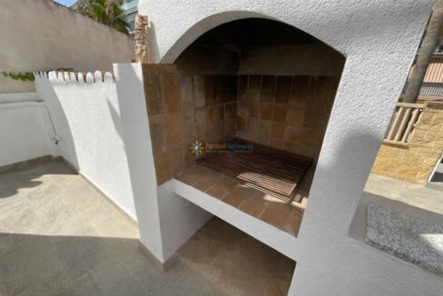 Área de barbacoa vacía al sol