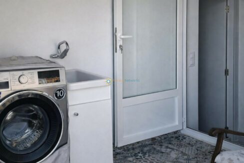 Área de lavandería moderna y funcional