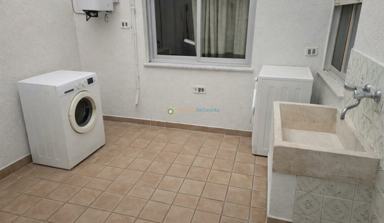 Área de lavandería renovada y ordenada