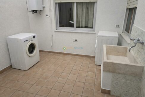 Área de lavandería renovada y ordenada