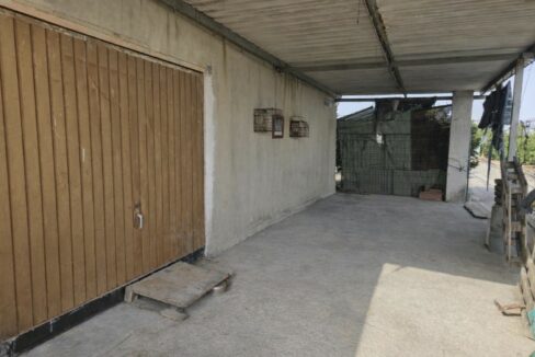 Área exterior cubierta y puerta de madera(3)