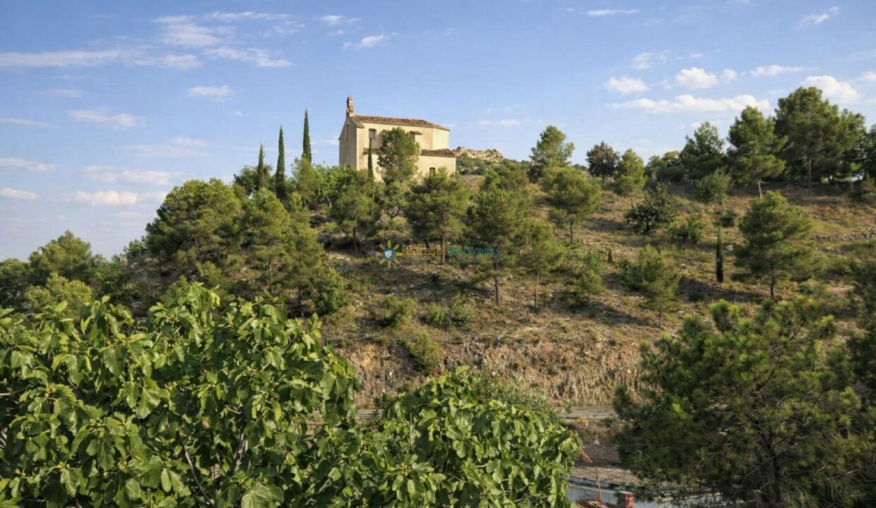 Atardecer en la colina con iglesia(2)