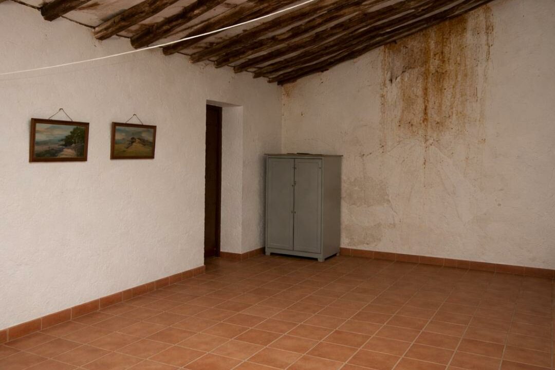 Ático con detalles rústicos y luminosos