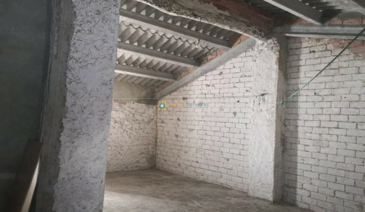 Ático en construcción con detalles envejecidos