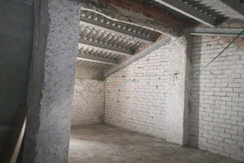 Ático en construcción con detalles envejecidos