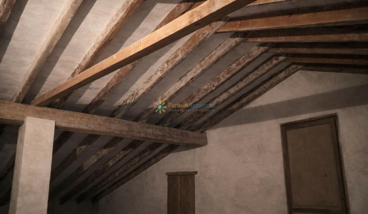 Ático inacabado con vigas envejecidas