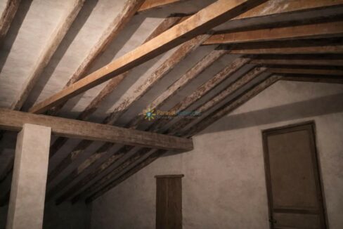 Ático inacabado con vigas envejecidas