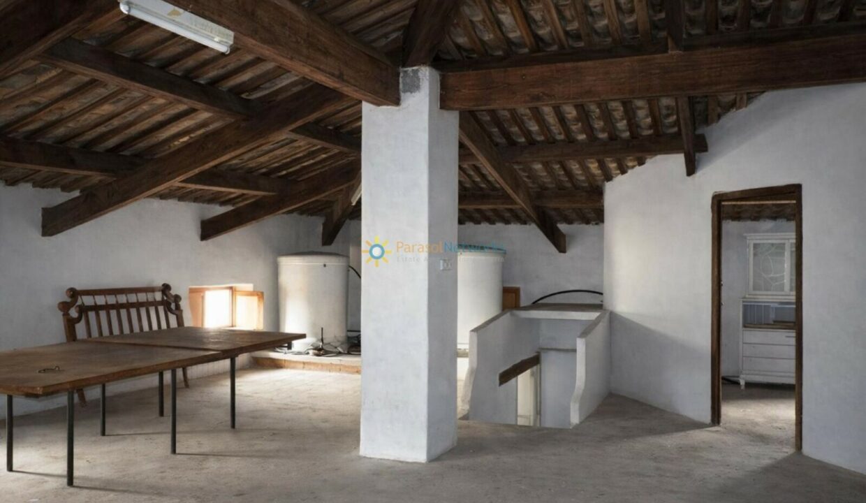 Atico luminoso con elementos rústicos