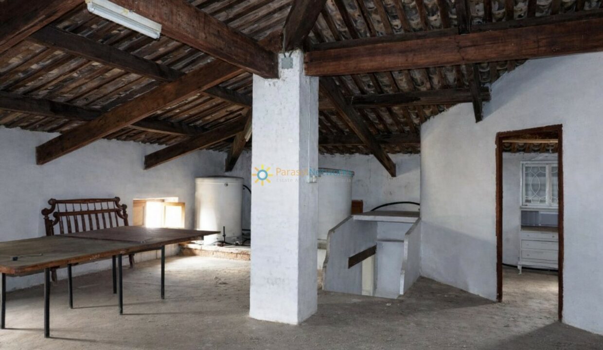 Atico rústico con luz natural