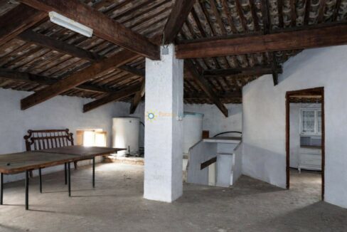 Atico rústico con luz natural