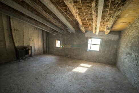 Atico rústico iluminado por sol