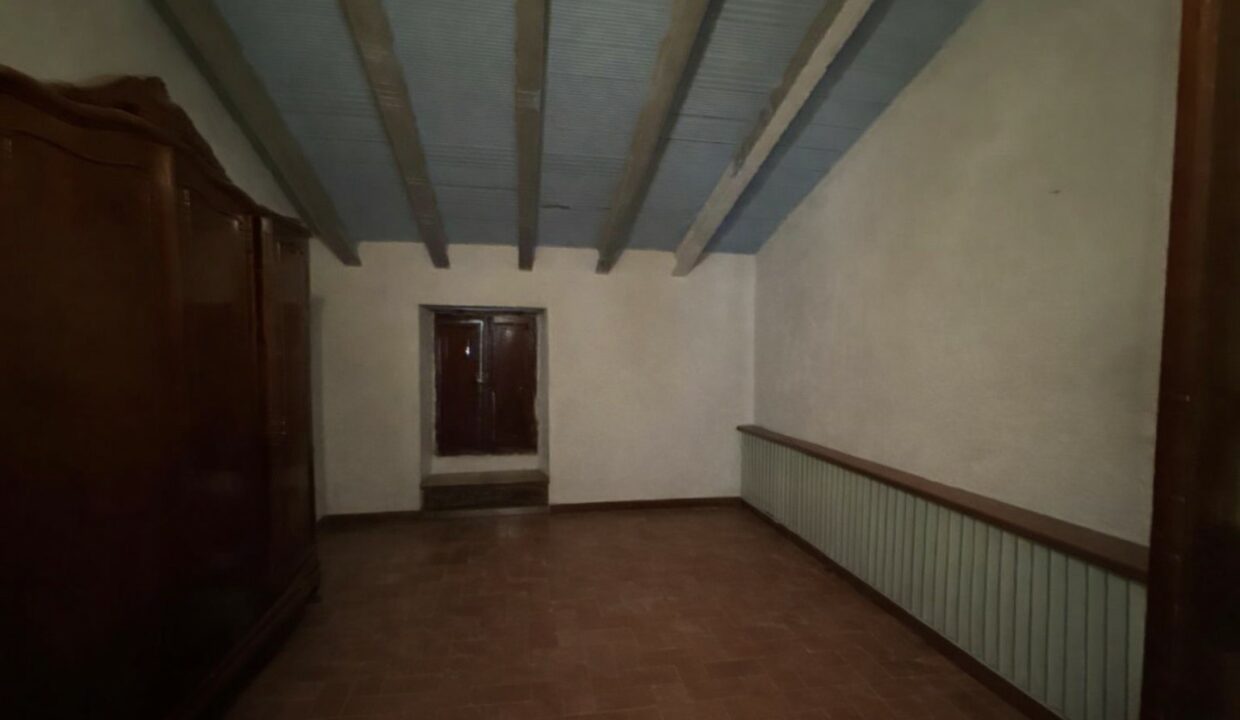 Atico vacío con detalles antiguos