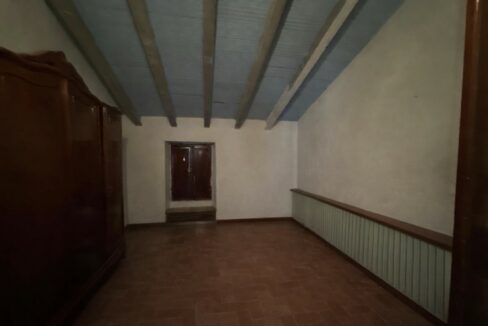 Atico vacío con detalles antiguos