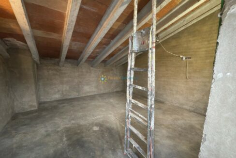 Ático vacío con escalera metálica vieja