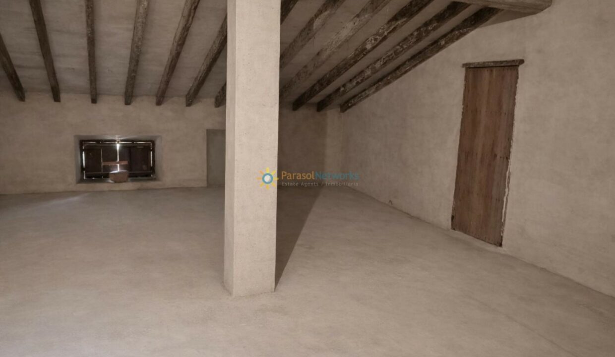 Ático vacío con vigas de madera(1)