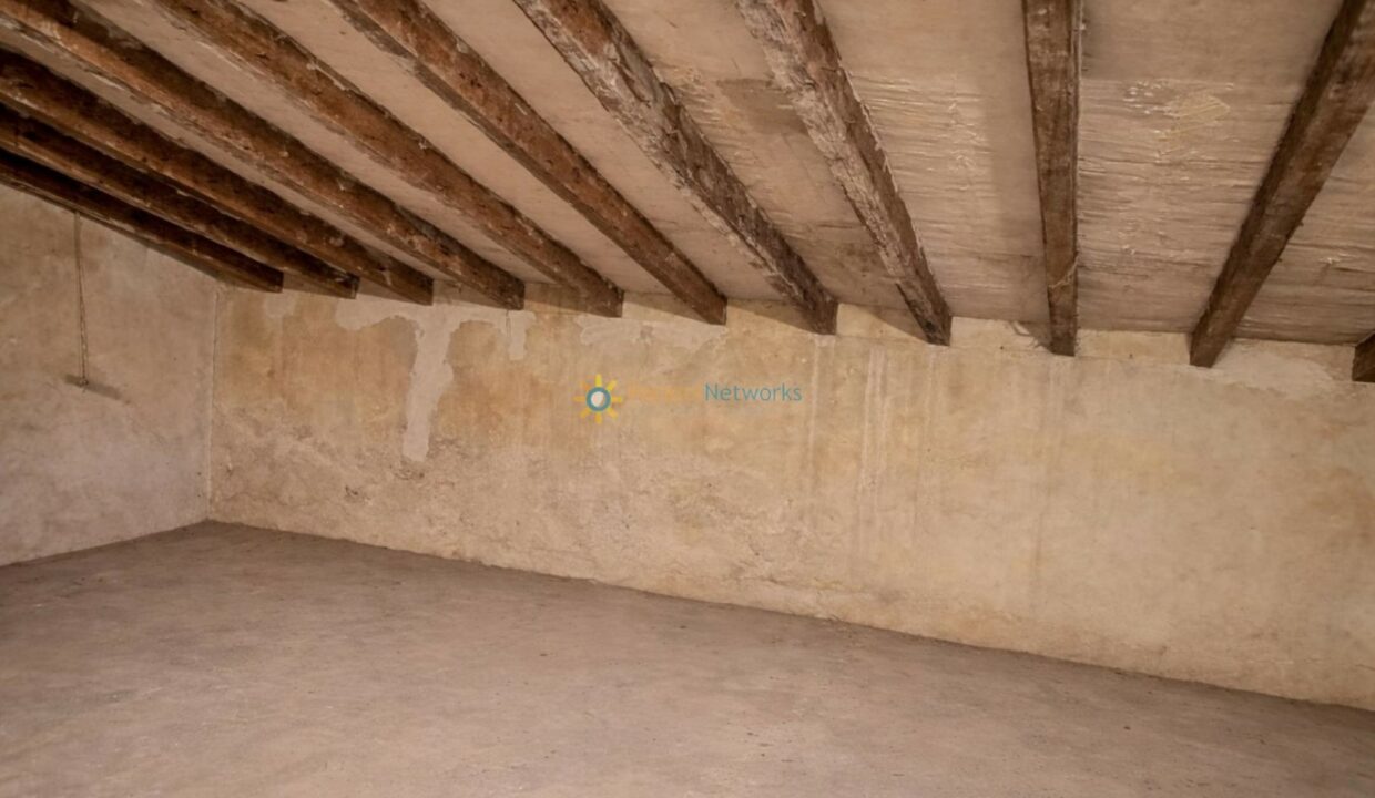 Ático vacío con vigas expuestas