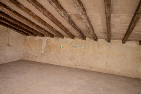 Ático vacío con vigas expuestas