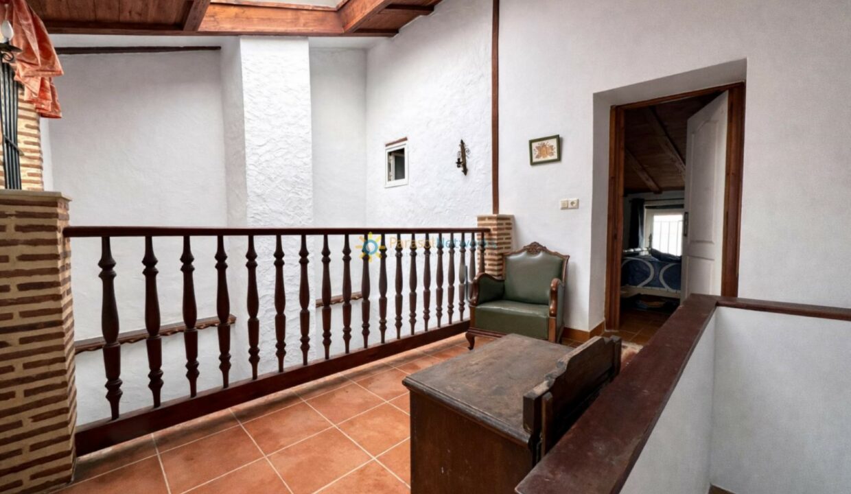 Balcón tradicional con mobiliario vintage