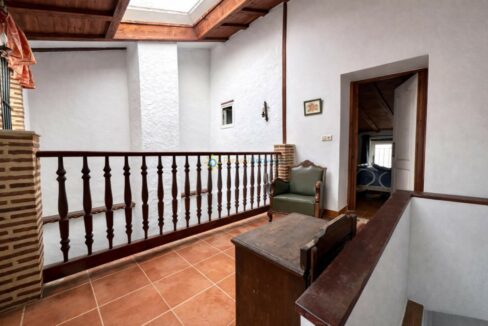 Balcón tradicional con mobiliario vintage