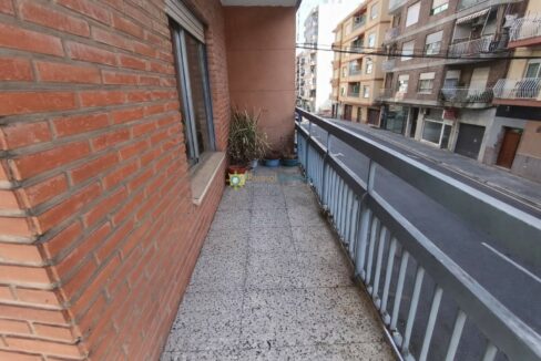 Balcón urbano con plantas y vista tranquila