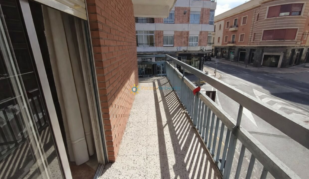 Balcón urbano con sombras y pinza