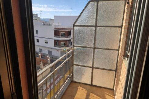 Balconera urbana al atardecer