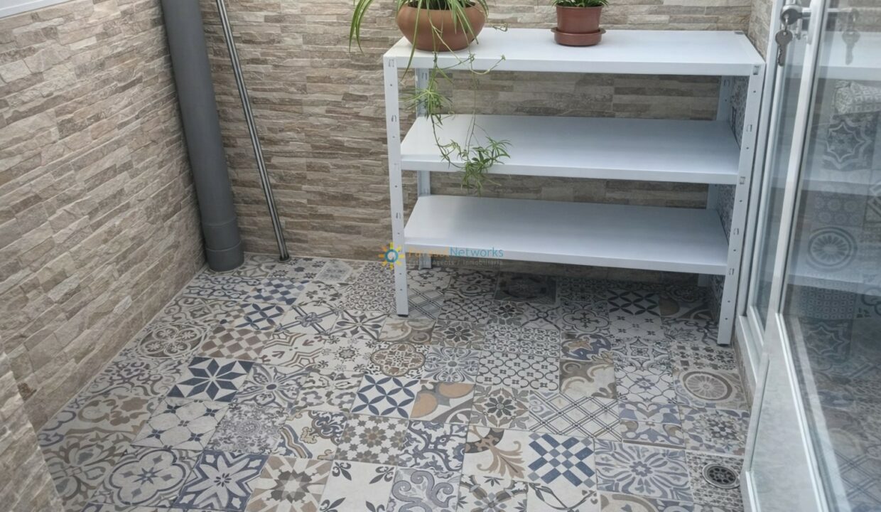 Balcones con plantas y azulejos decorativos