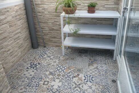 Balcones con plantas y azulejos decorativos